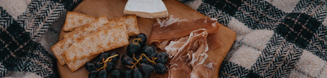 OUTDOOR SNACKS THAT PAIR WITH WINE